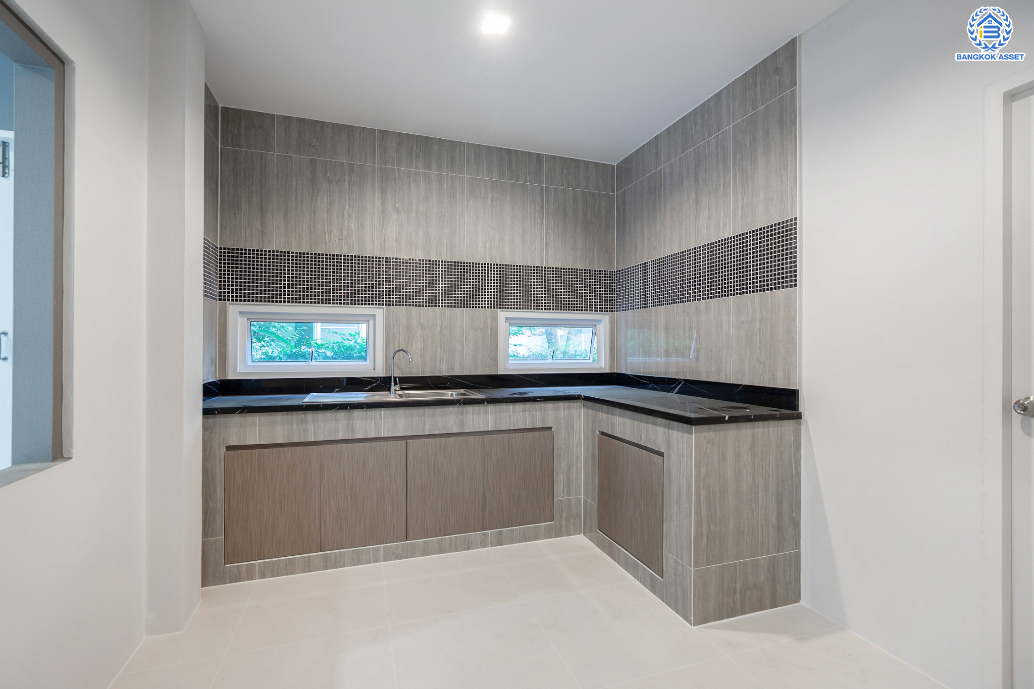 บ้านมือสองตกแต่งใหม่ ม.โนเบิลวานา ปิ่นเกล้า1 บ้านเดี่ยวหลังใหญ่ เนื้อที่ 65.6 ตร.ว. ฟังก์ชัน 3 ห้องนอน 4 ห้องน้ำ 1 ห้องแม่บ้าน จอดรถได้ 2 คัน บนสุดยอดทำเลเดินทางสะดวก หน้าโครงการติดถนนใหญ่บรมราชชนนี ใกล้ทางคู่ขนานลอยฟ้าบรมราชชนนี ม.มหิดล เซ็นทรัลศาลายา และรายล้อมด้วยสิ่งอำนวยความสะดวกครบ